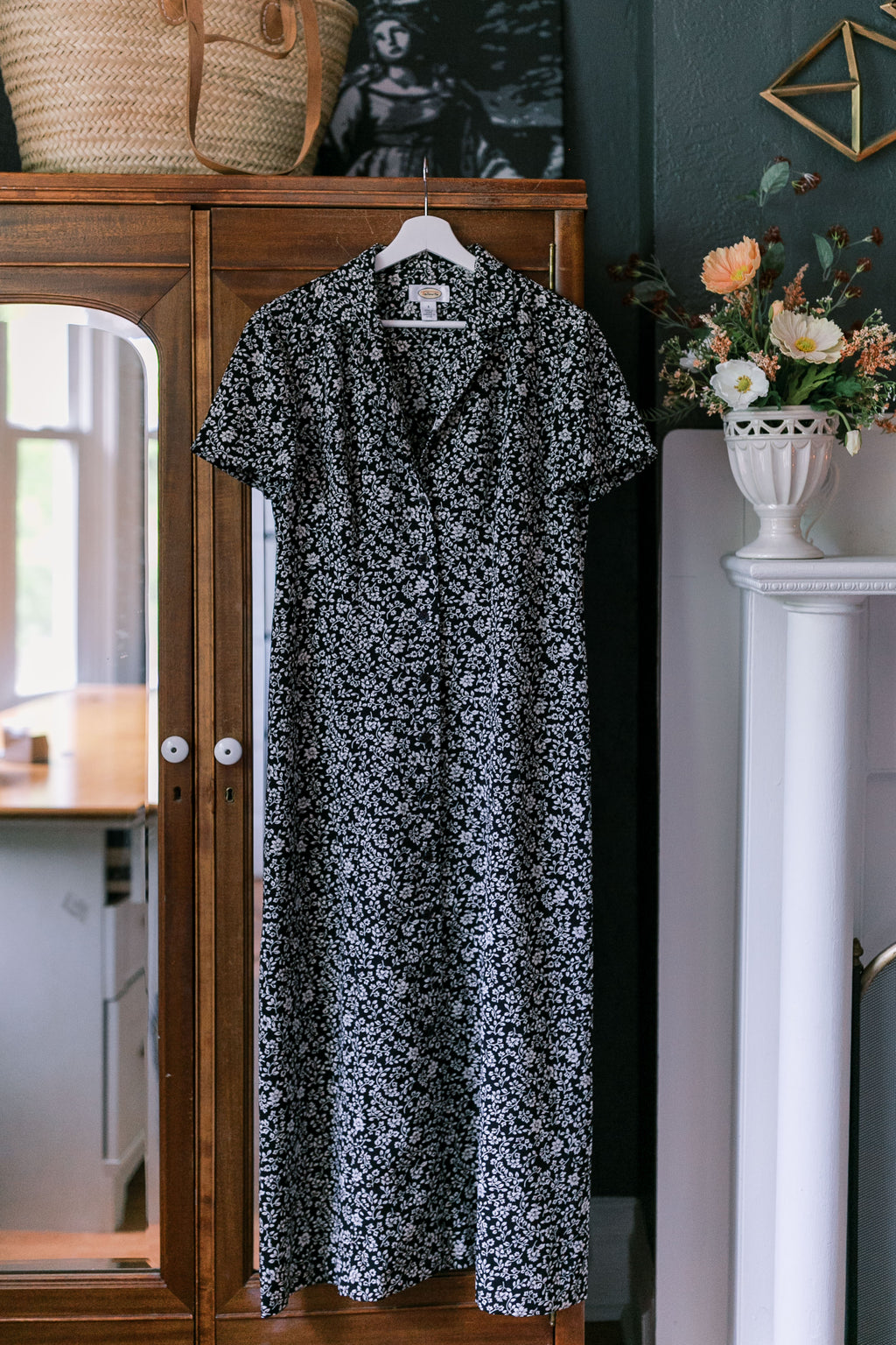 90s Black and Cream Floral Short-Sleeve Button Front Dress