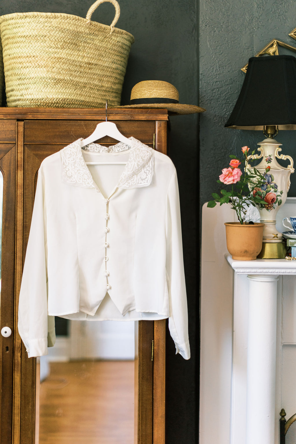 90s Cropped Statement Collar with Knotted Buttons