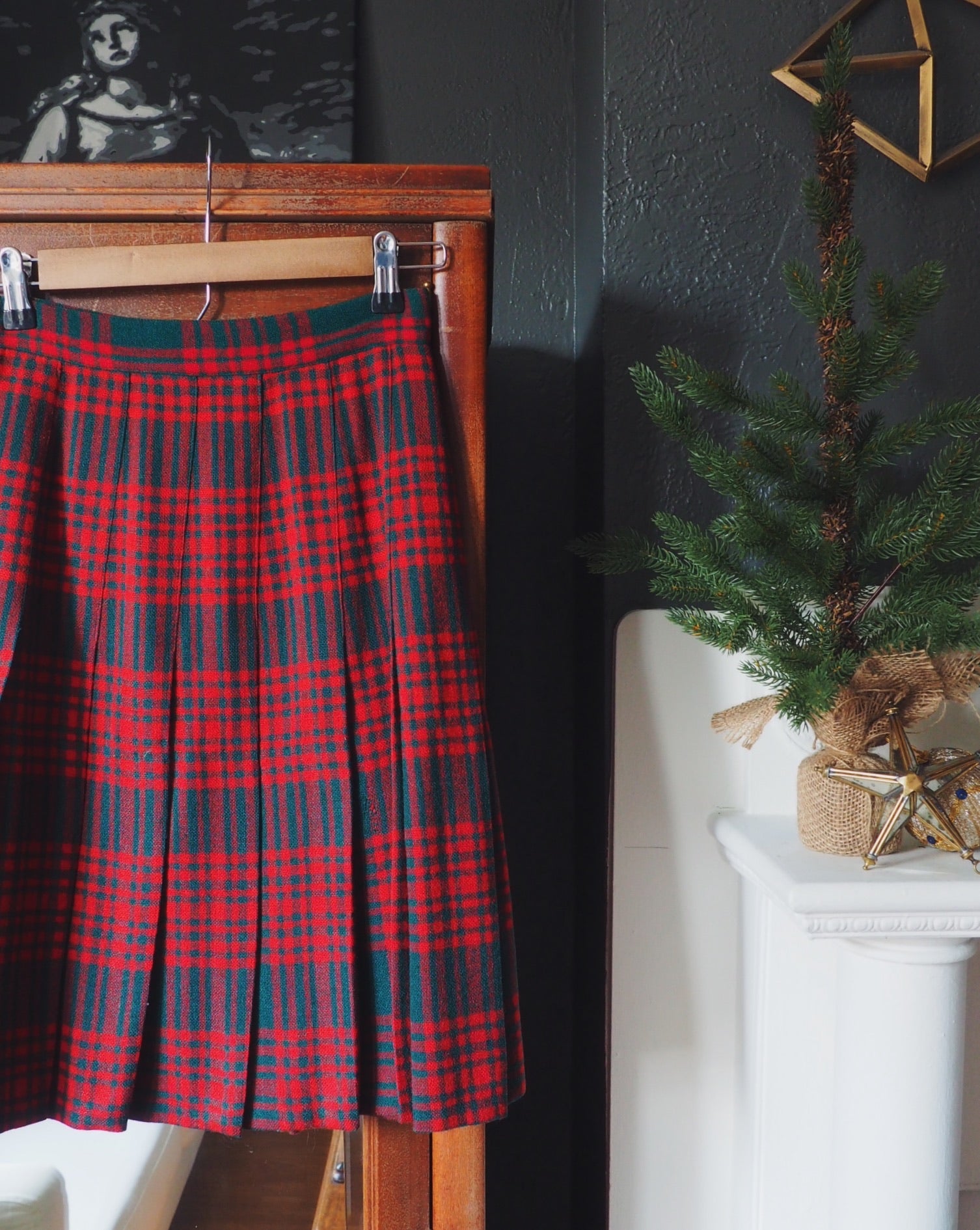 Knee length red shop plaid pleated skirt