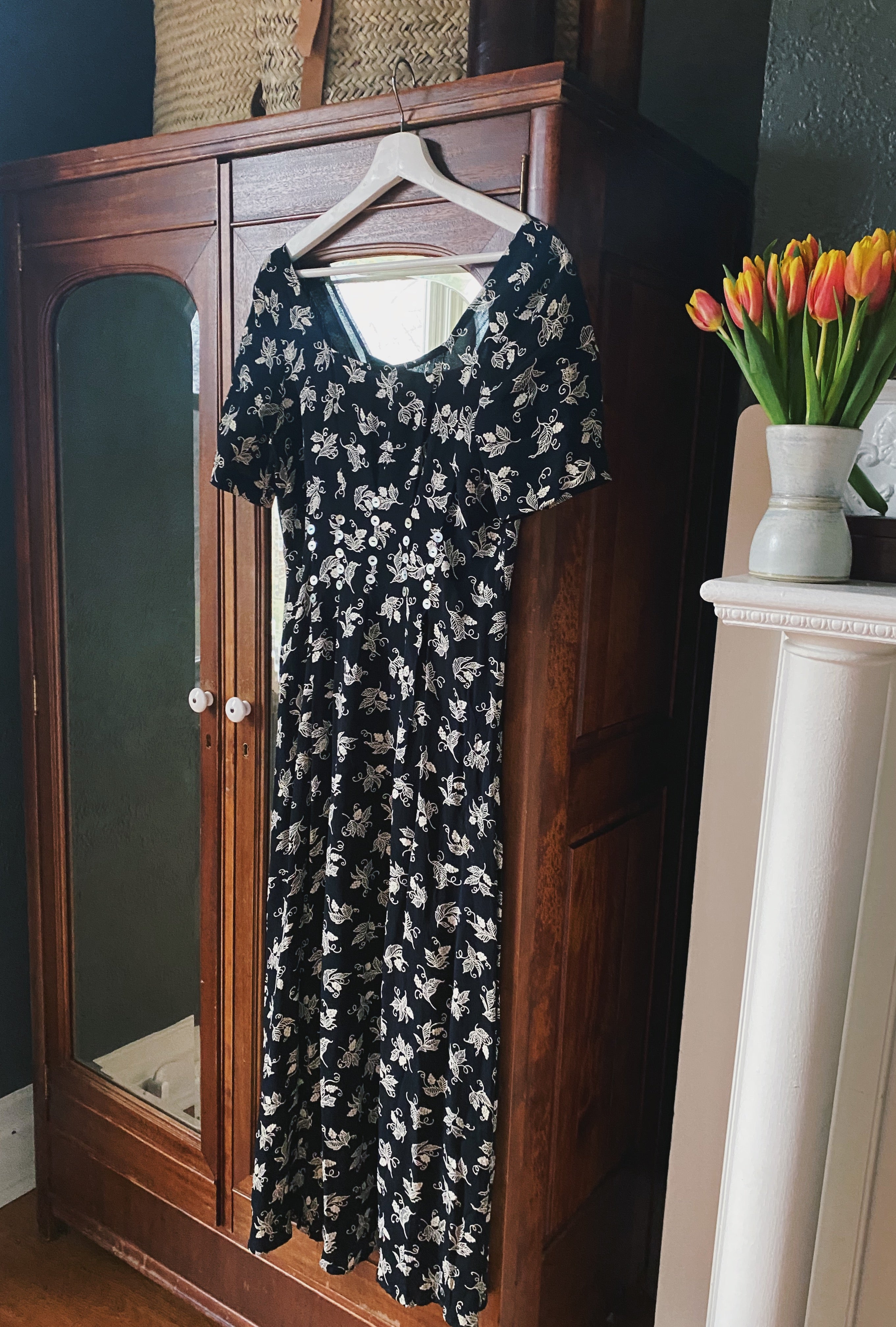 90s Black and White Floral Scoop Neck Midi Dress