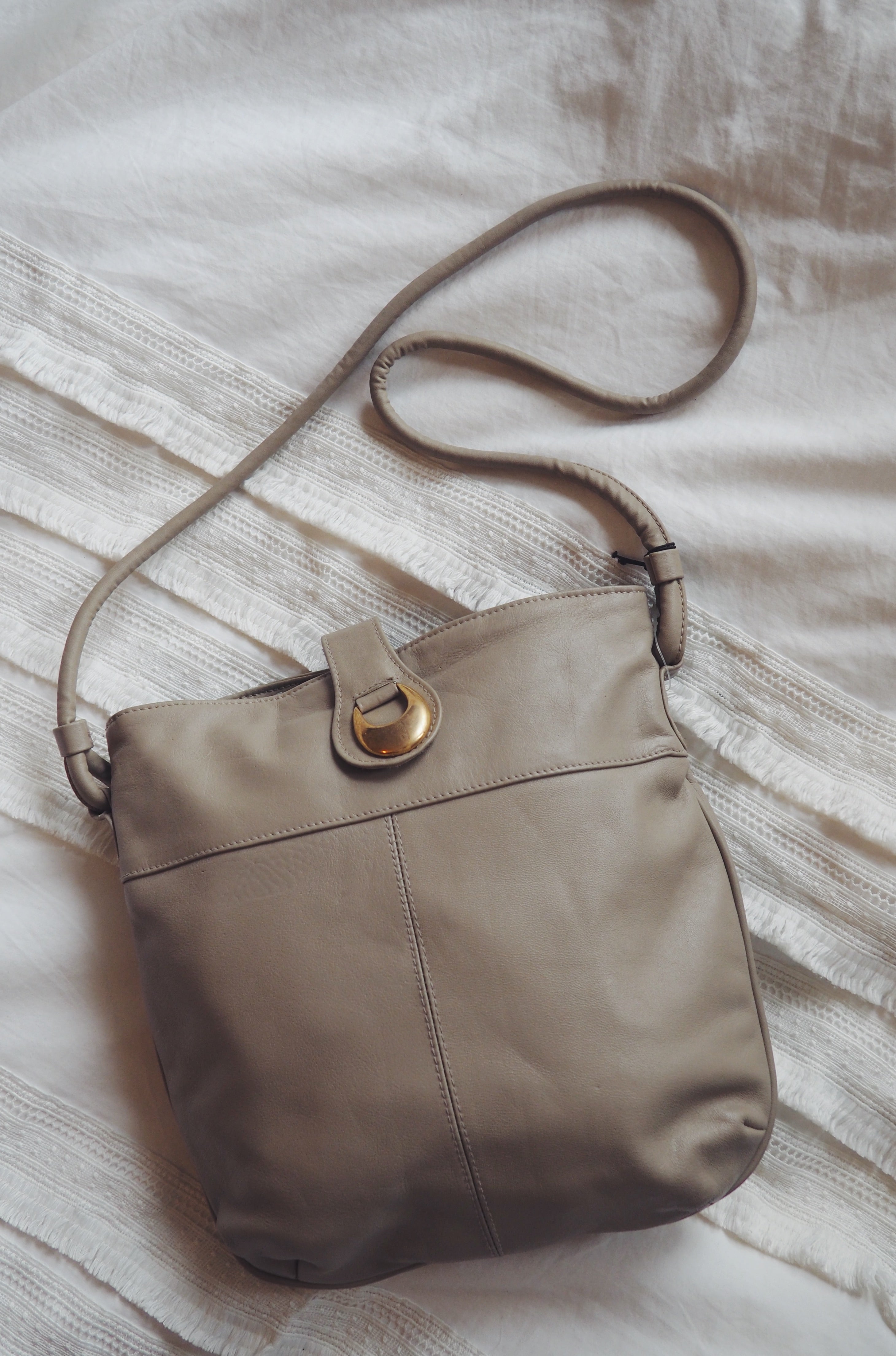 Taupe shoulder bag in genuine leather