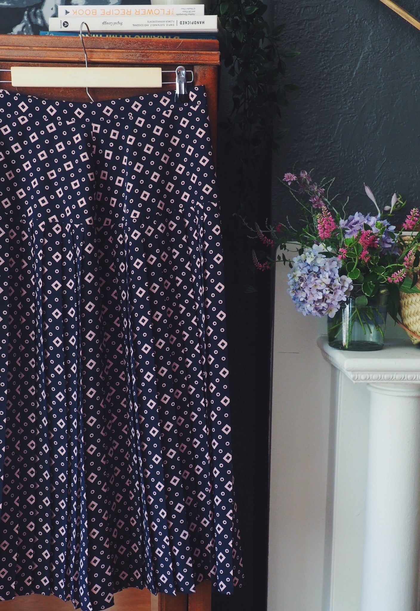 Vintage Navy Modern Graphic Print Pleated Skirt